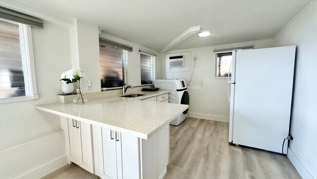 Building Photo - NEW PRICE - Newly Renovated Studio with 1 Bath & Washer/Dryer in Maunalani Heights!