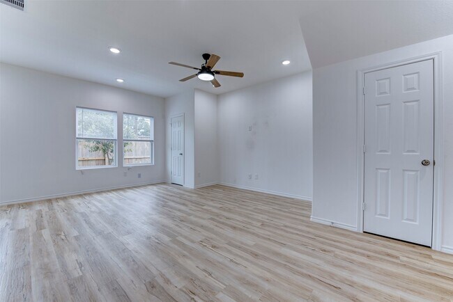 Building Photo - 8202 Homewood Ln