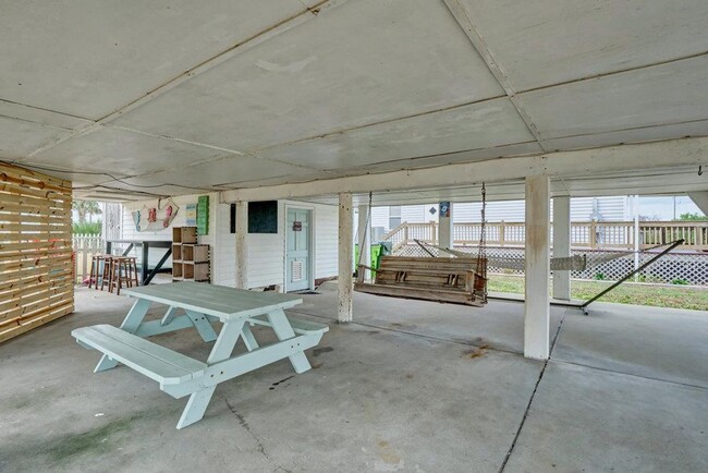Building Photo - FURNISHED OFF-SEASON MONTHLY RENTAL-STARTI...