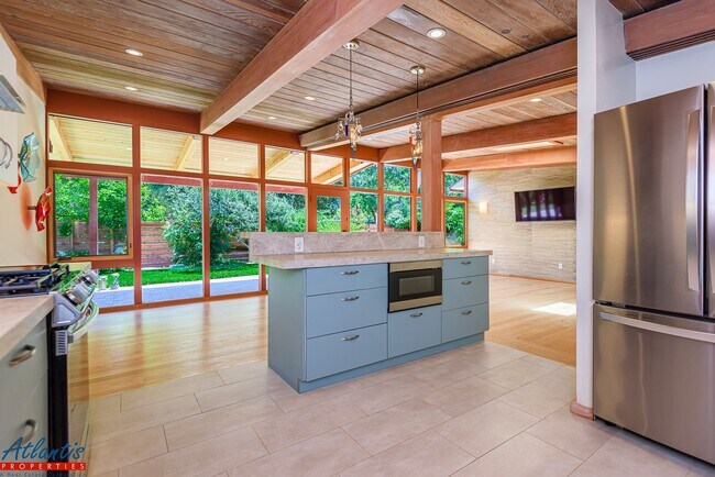 Building Photo - Stunning Home | Remodeled | Desirable Loca...