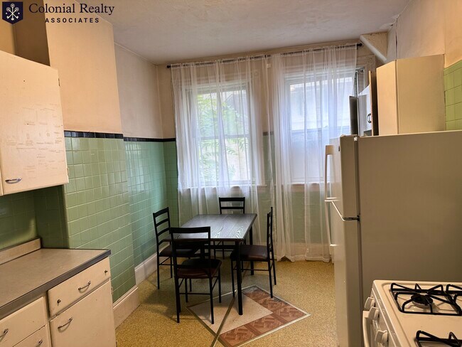 Building Photo - 923 Beacon St