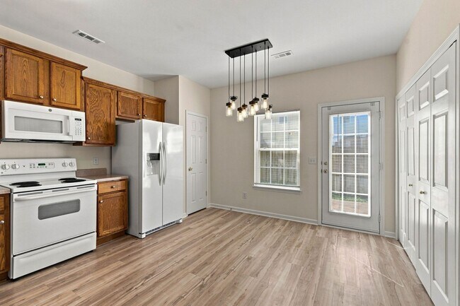Building Photo - Charming 2-Bed Townhome in Hardison Hills