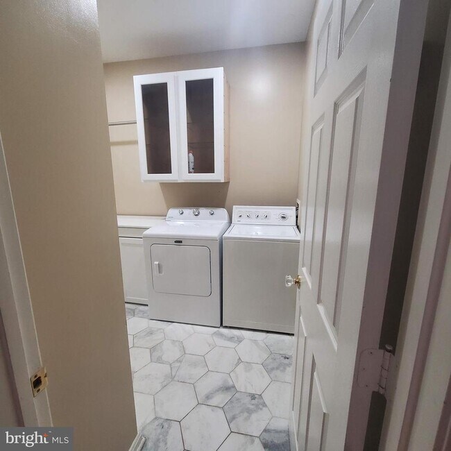 Building Photo - 9750 Granary Pl