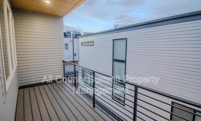 Building Photo - 1567 King St