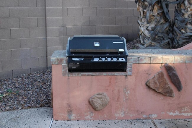 Building Photo - 875 W Aloe Pl