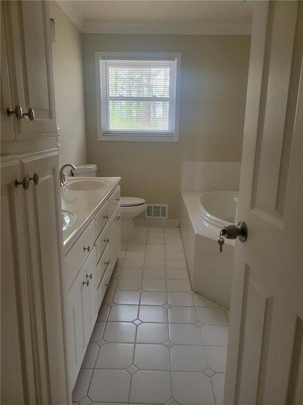 Building Photo - 3370 Westbrook Rd