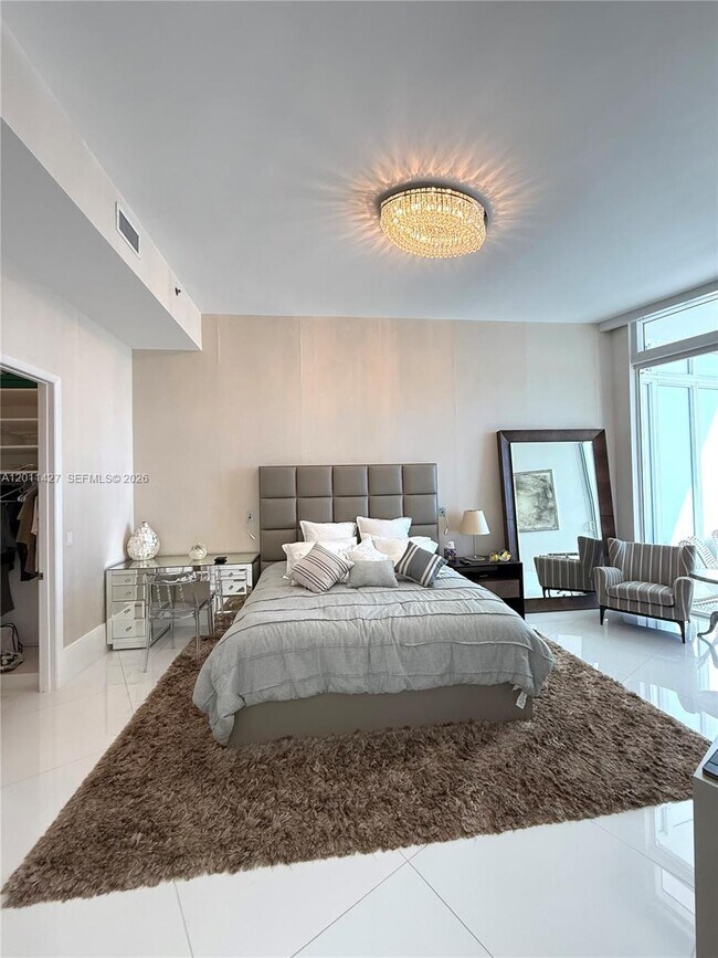 Building Photo - 15811 Collins Ave