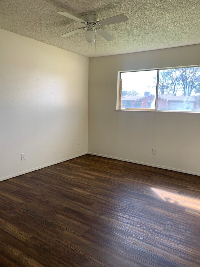 Building Photo - 3 bed 2 bath