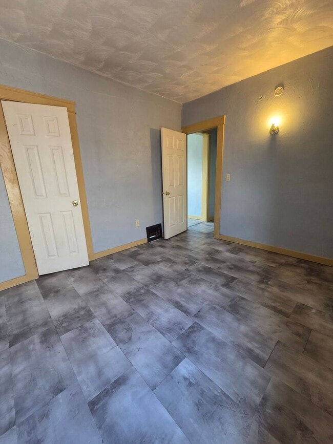 Building Photo - Upper 2 bedroom unit east side