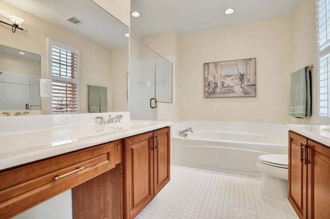 Building Photo - 642 NW 38th Cir