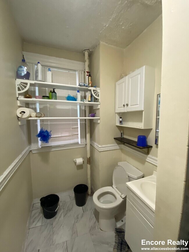 Building Photo - 364 Riverway