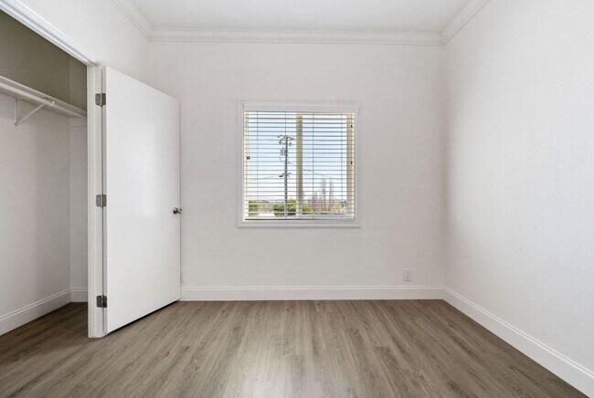Building Photo - 517 Calabasas Rd