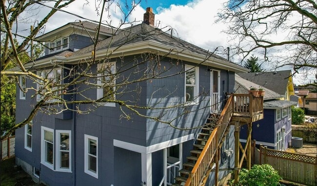 Building Photo - 4757 Thackeray Pl NE