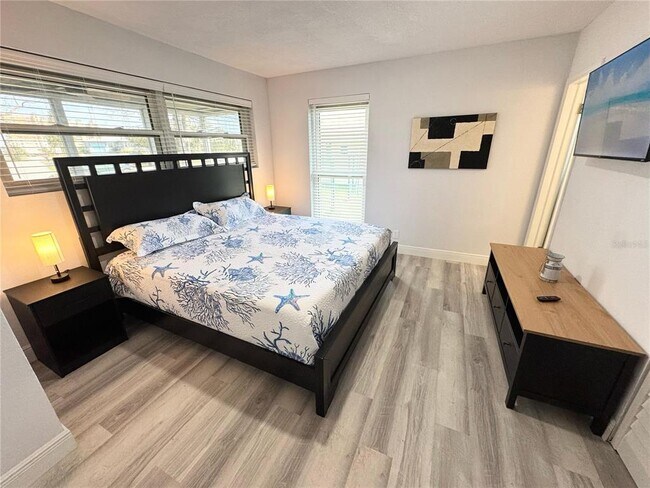 Building Photo - 2326 S Peninsula Dr