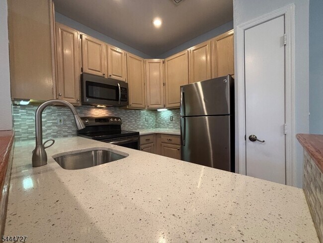 Building Photo - 1 Quail Brook Ct