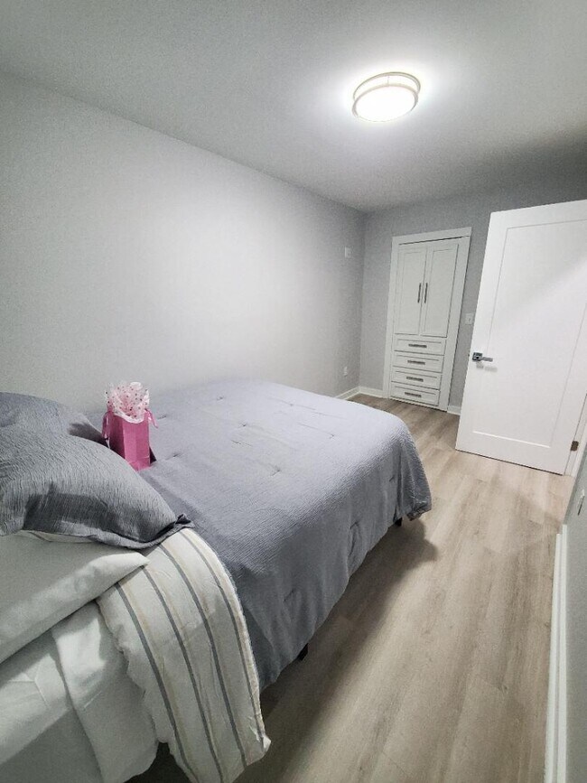 Building Photo - 294 Quick St