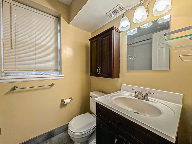 Building Photo - Charming 1 Bed 1 Bath Condo In Amenity-filled Fairlington Villages - Water Included