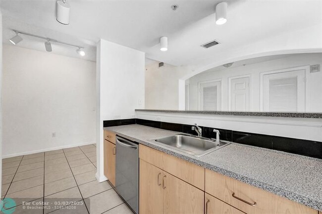 Building Photo - 533 NE 3rd Ave