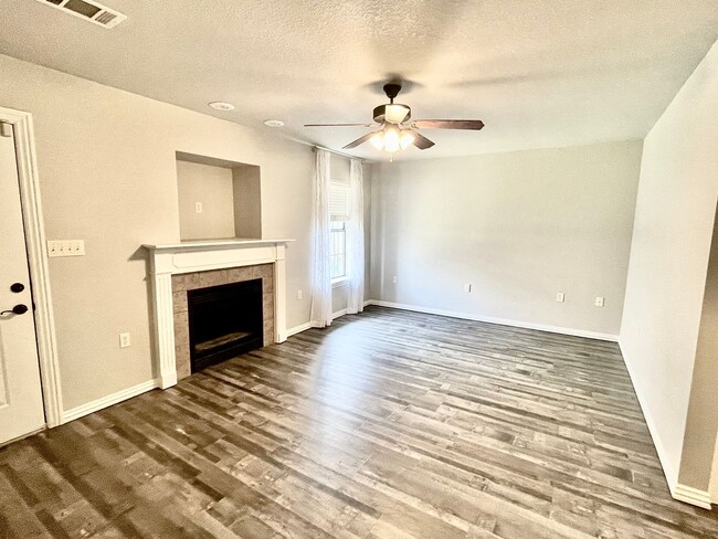 Building Photo - Quiet, Well-Maintained 2Bed/2.5Bath Home – Prime Fayetteville Location!