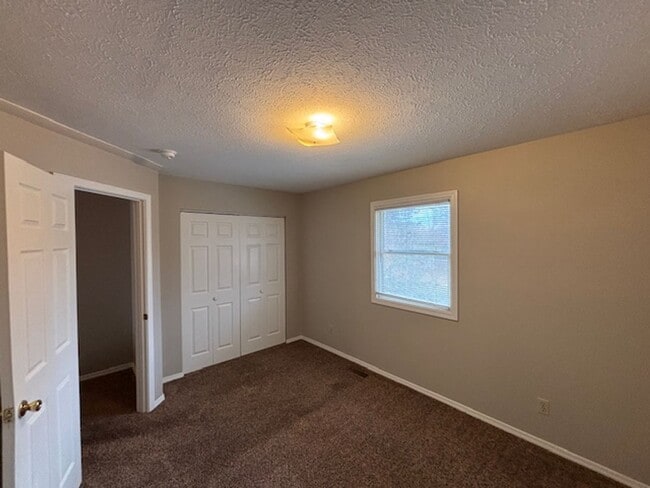 Building Photo - Spacious 3 bedroom Townhome: Available NOW!