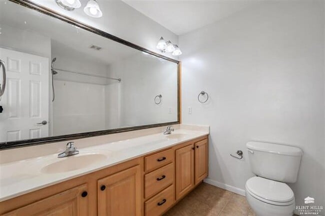 Building Photo - Charming Townhome, Prime Location, Cozy Li...