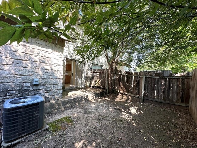 Building Photo - 2203 Creekside Ln