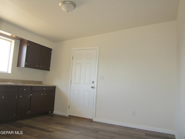 Building Photo - 305 Corvena Way