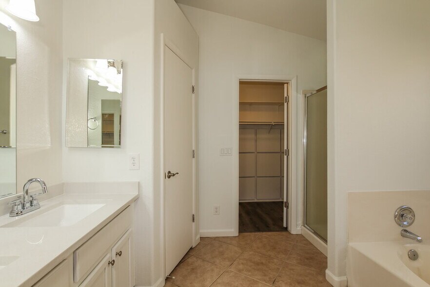 Building Photo - 5035 W Kristal Way