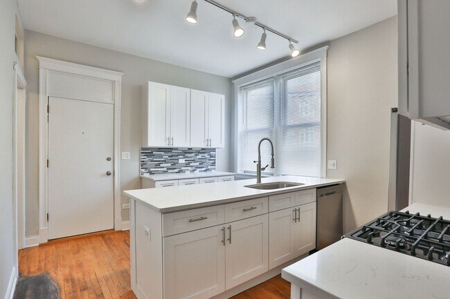 Building Photo - 2Bed/1Bath in Wicker Park with beautiful k...