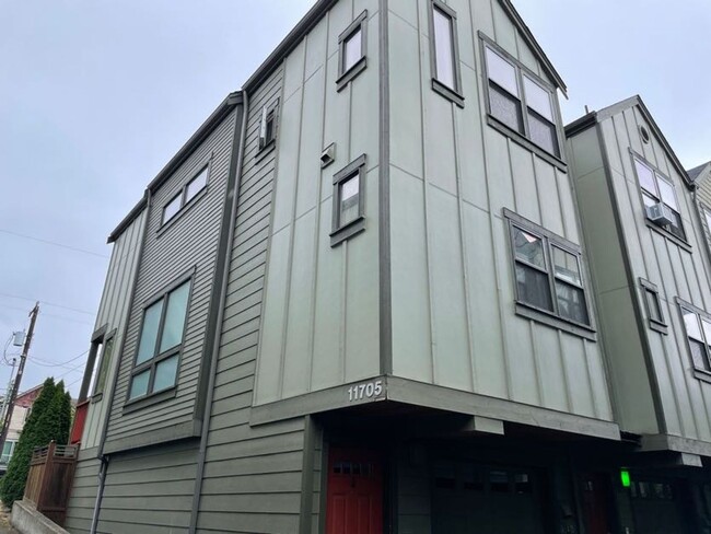 Building Photo - Light and Bright Greenwood Townhouse