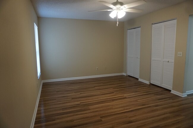 Building Photo - 2 Bedroom End Unit Townhome Near NAS