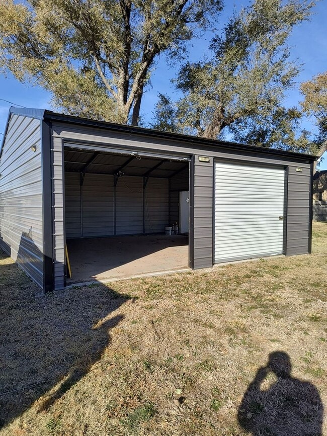 Building Photo - 3 Bedroom, 1 Bathroom House with Detached Double Garage