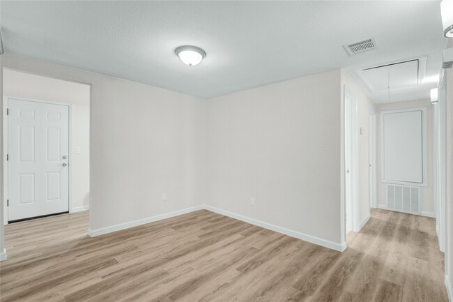 Building Photo - 207 E Bernard St