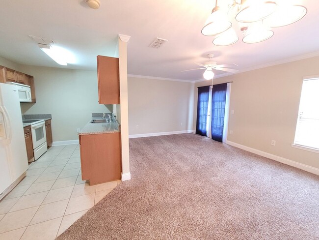 Building Photo - 803 Majestic Dr