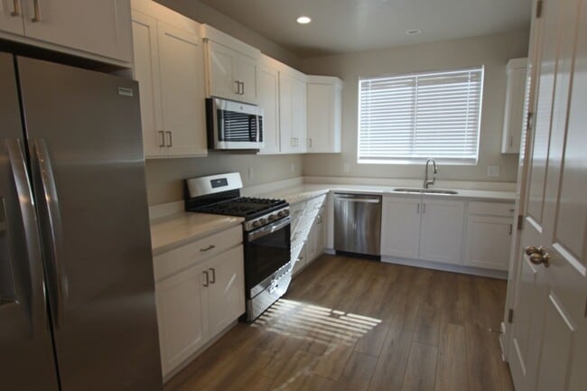 Building Photo - LIKE NEW: 2170+ SQFT and majestic VIEWS  3 Br 2.5 Ba 2 Car garage