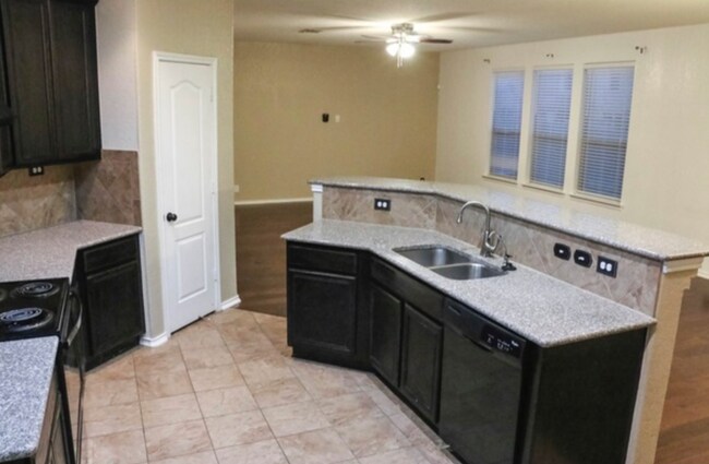 Building Photo - BEAUTIFUL  4 bedroom, 3 FULL bath