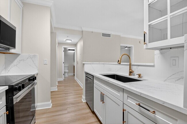 Building Photo - 630 S Sapodilla Ave