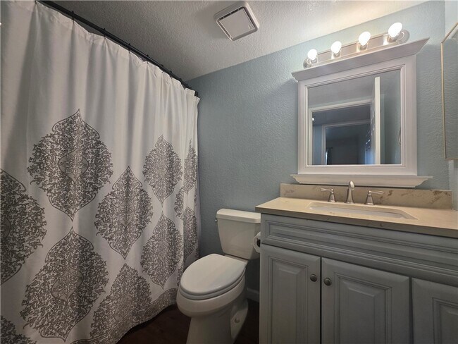 Building Photo - 1800 Club House Dr