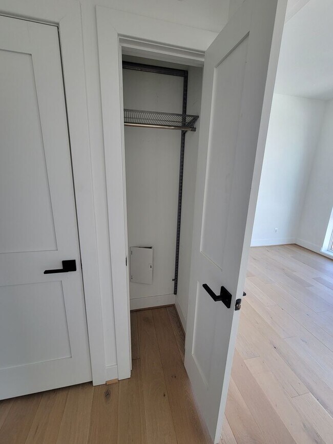 Building Photo - Gorgeous and Affordable Condo