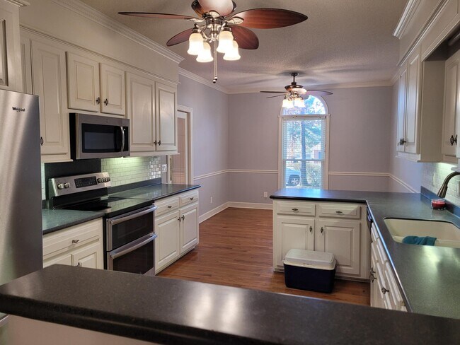 Building Photo - 850 Torrey Pines Dr