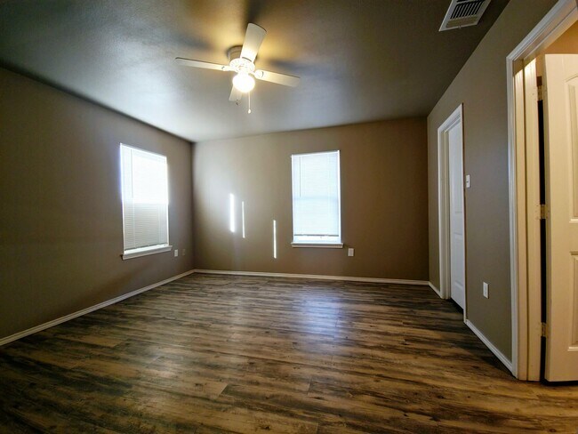 Building Photo - Cozy 3 Bedroom Home