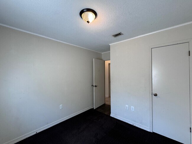 Building Photo - 207 Pinoak Ct