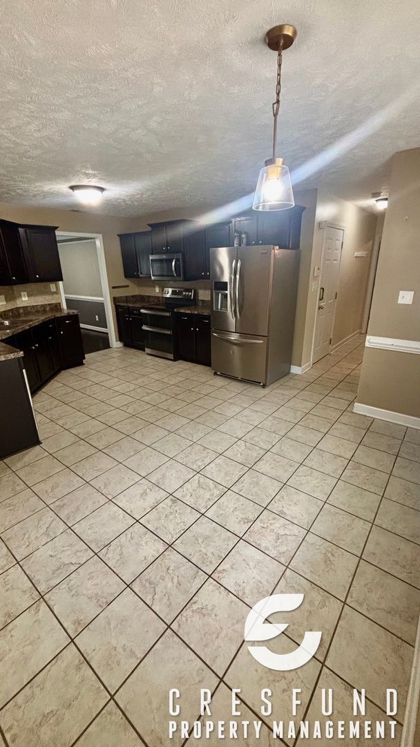 Building Photo - 4BR 2.5 Bath with Screened Porch and priva...