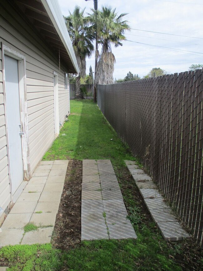 Building Photo - NICE DUPLEX NEAR EASTERN  MARCONI