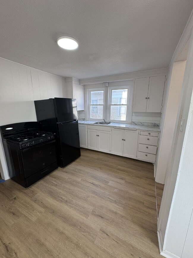 Building Photo - "Spacious 4-Bed, 3-Bath Home on South Poplar Street – 1758 Sq Ft of Comfort in Wichita!"