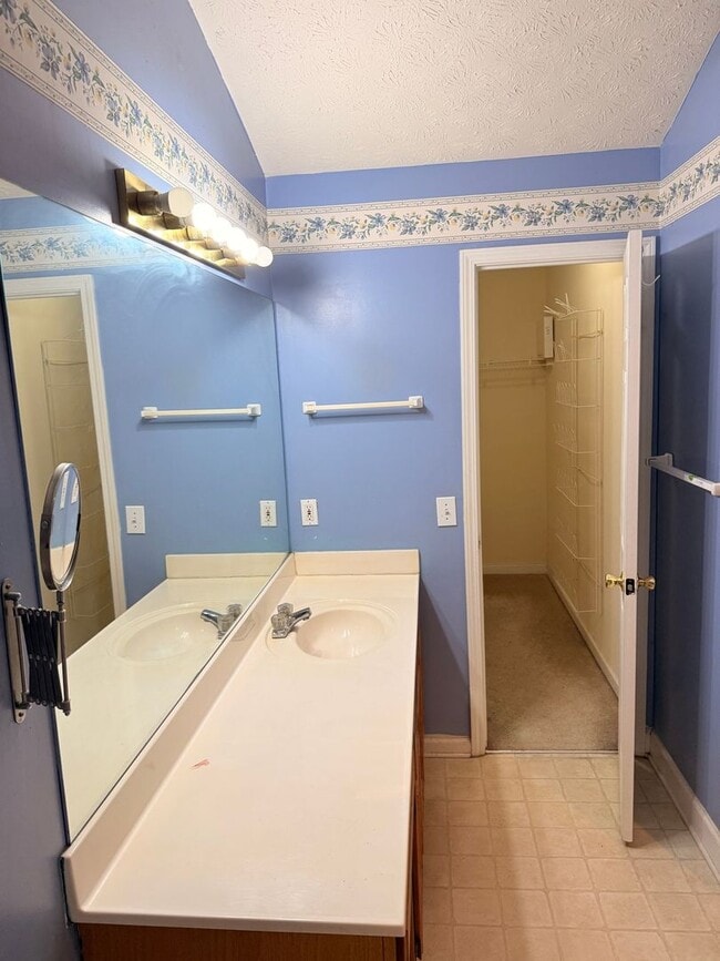 Building Photo - 1360 Avalon Dr