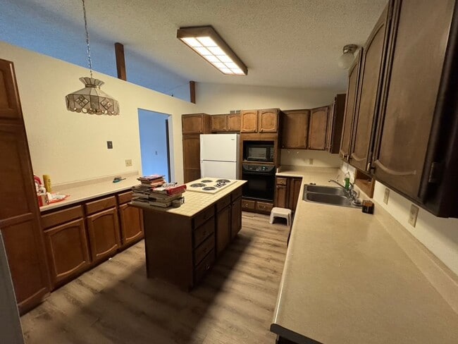 Building Photo - 5 Bedroom, 3 Bathroom, 2 Car Garage in North Pole - FUEL INCLUDED!