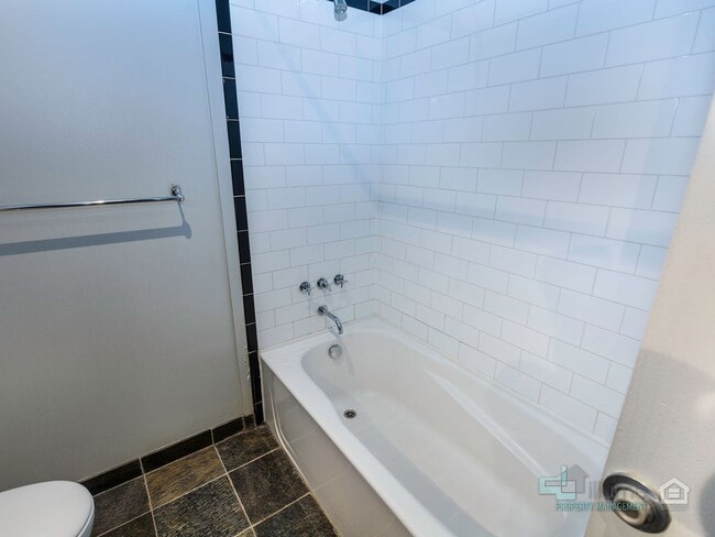 Building Photo - Beautiful Studio Condo in Portland!