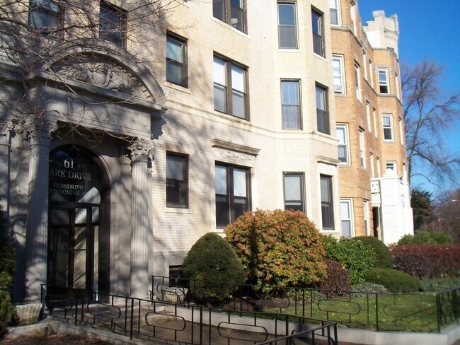 Building Photo - 61 Park Dr