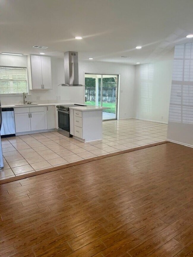 Building Photo - Newly renovated 3/2 home located in River Forest Covington